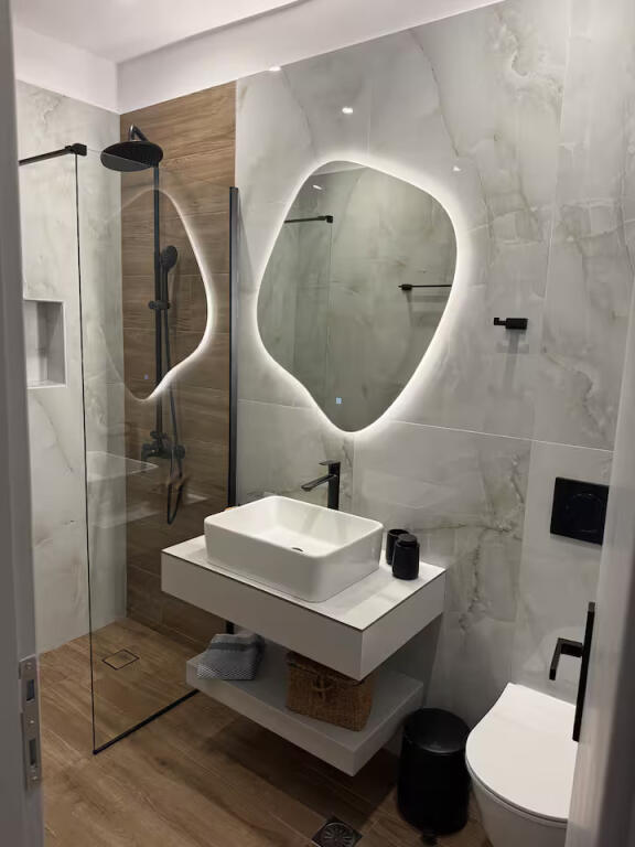 Apartament Me Qera 1+1 Tek Komuna e Parisit (ID B2101160) Tirane.
