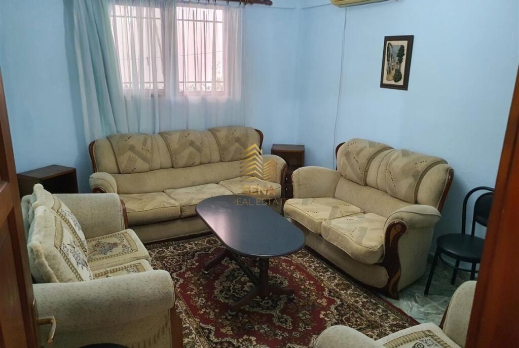 Qira, Hyrje private, 1+1+Post Parkimi, Astir