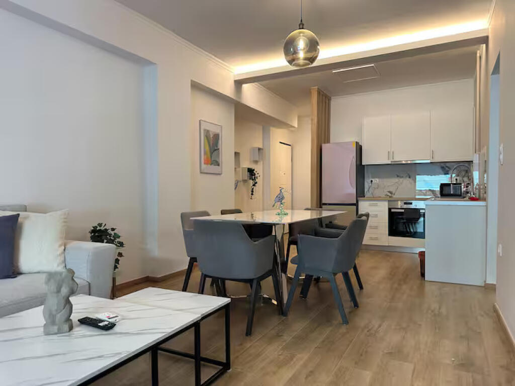 Apartament Me Qera 1+1 Tek Komuna e Parisit (ID B2101160) Tirane.