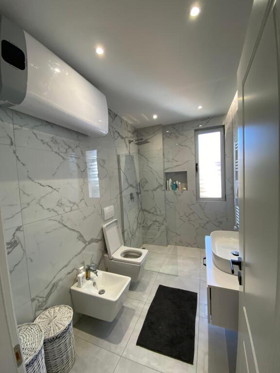 Apartament modern për shitje 2+1+depo pranë Kodrës së Diellit.
