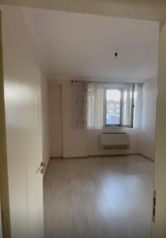 An empty 1+1 apartment is for rent at Kristal Center.