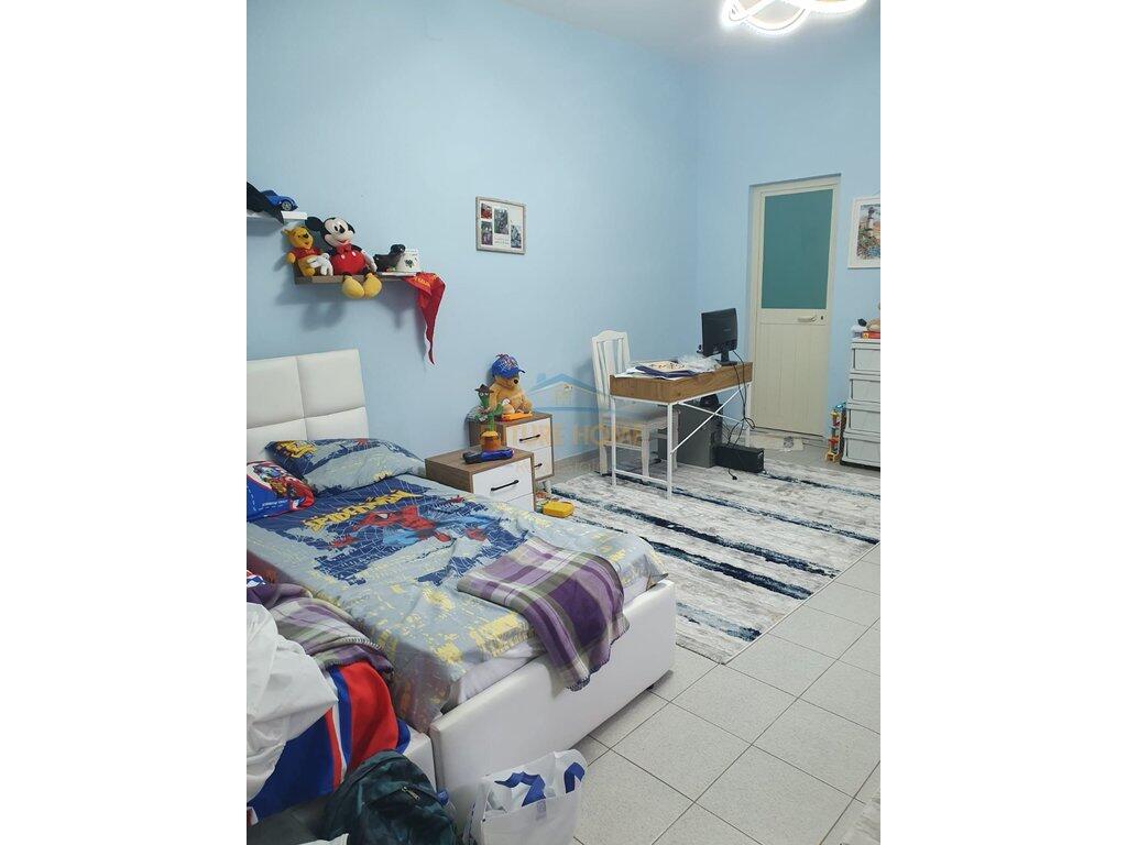 Qera, Shtëpi private, Shkolla e Kuqe, Tiranë.