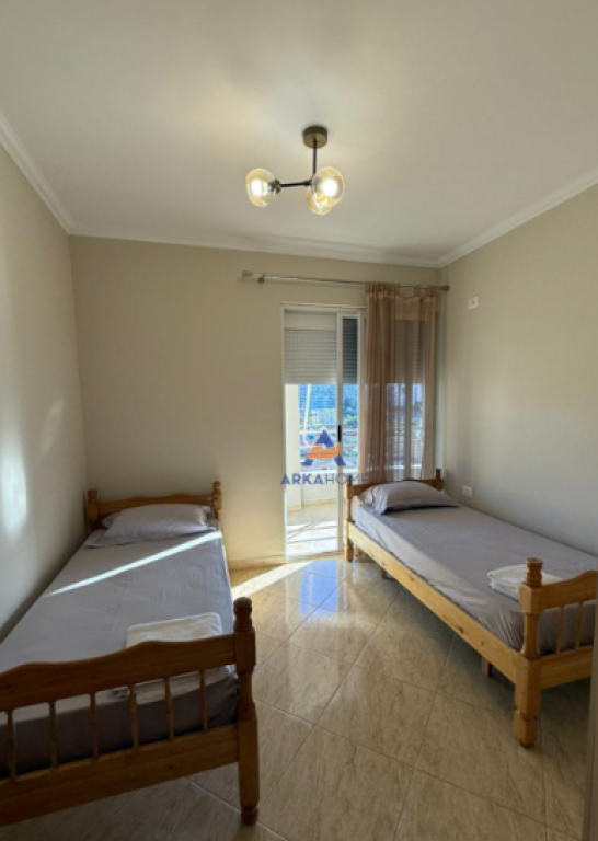 SHITET APARTAMENT 2+1 ME BALLKON TE WELLI, PRANË RRETHIT, UNAZA E RE