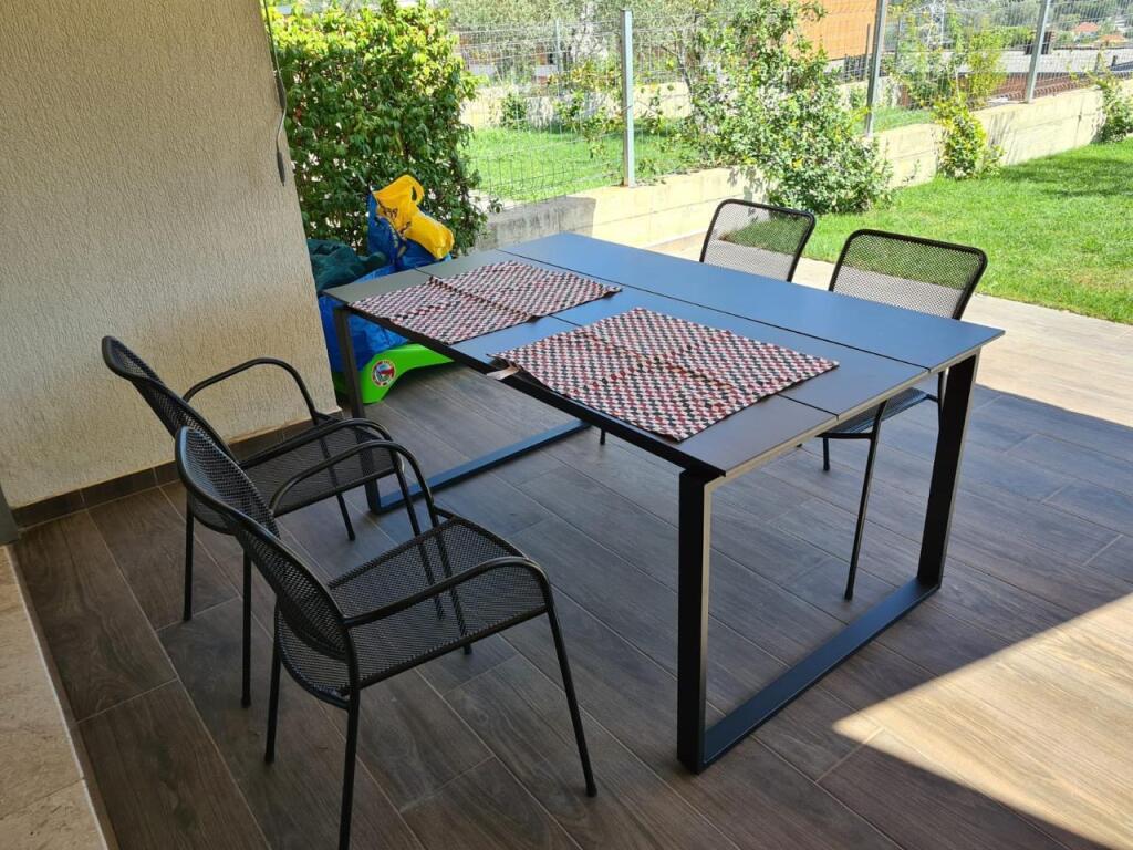 Jepet me qira vilë 2 katëshe me oborr, rezidencë private në Mullet