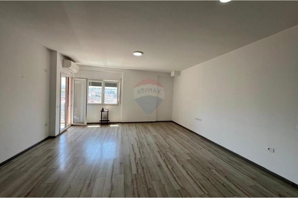Shitet Apartament 3+1 + Post Parkimi tek Ali Demi!