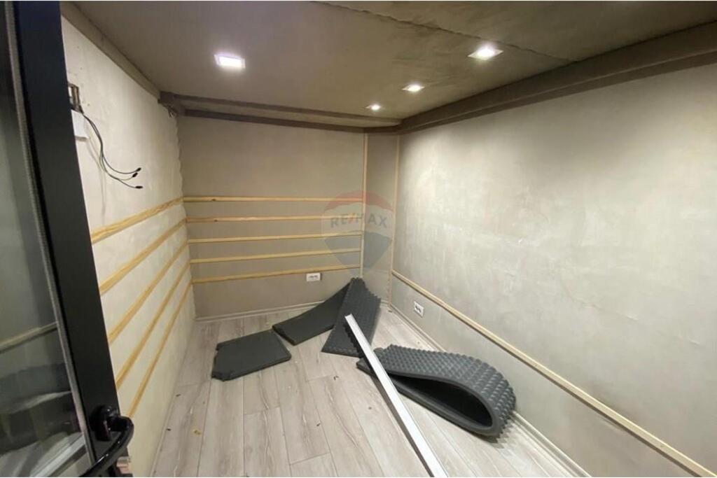 Shop for rent Astir