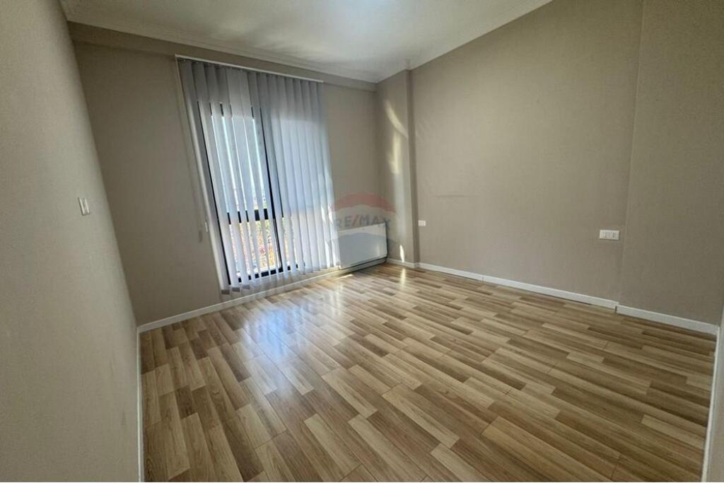 Shitet Apartament 2+1+2 Tek Square 21