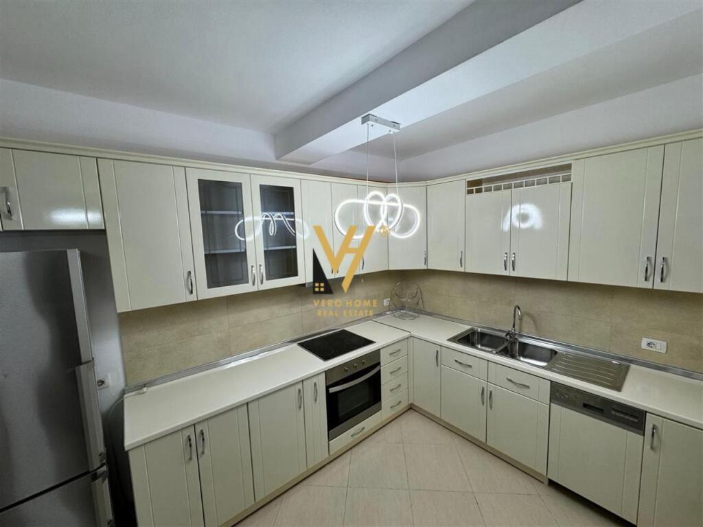 APARTAMENT 3+1+BLK ME QERA TE LIQENI THATE