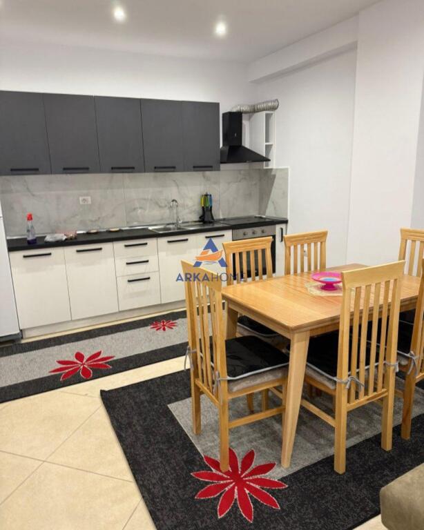 JEPET APARTAMENT ME QERA 2+1+BALLKON PRANE "BOHEM, UNAZA E RE"