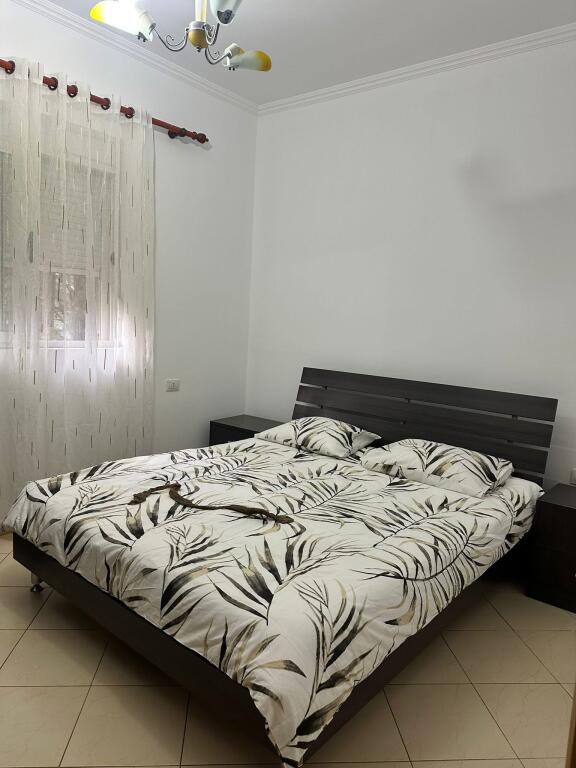 Një apartament 1+1 jepet me qera tek Restorant Fresku.