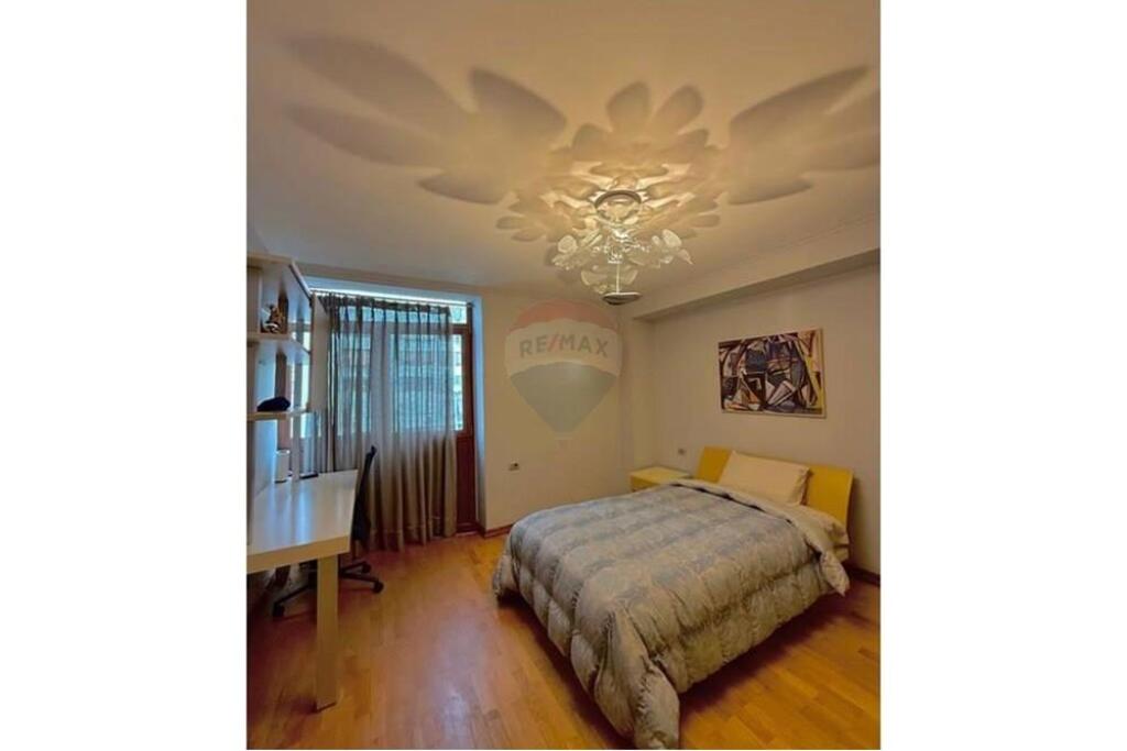 Shitet Super Apartament 3+1+2 Bulevardi Zogu 1