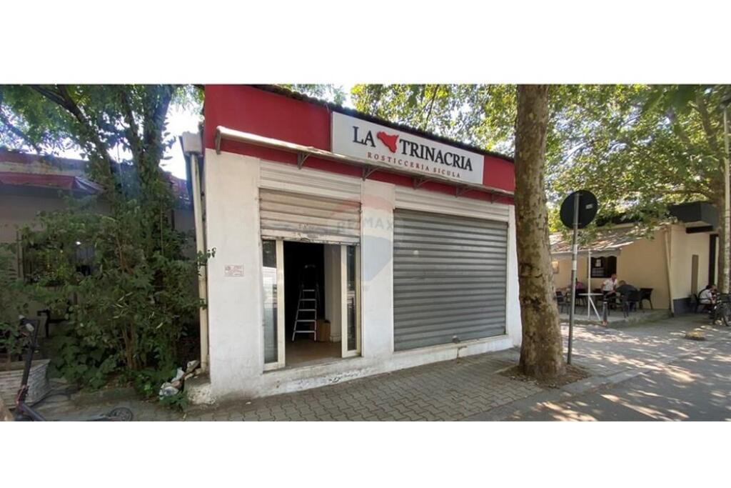 COMMERCIAL SPACE FOR RENT ON THE ROAD!!!