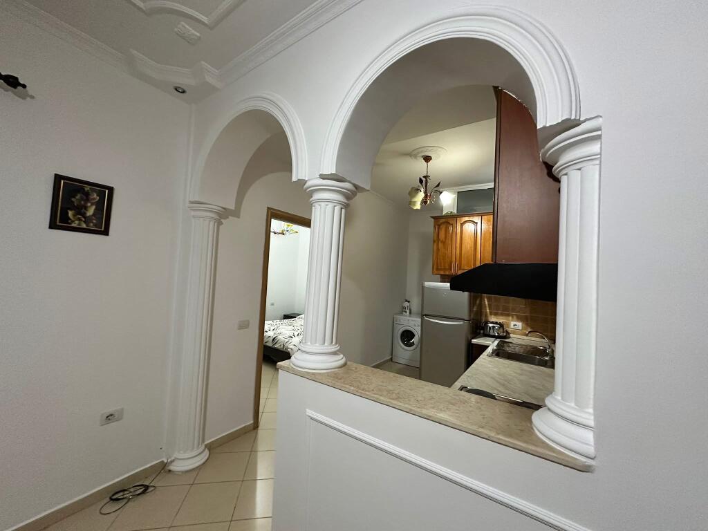 Një apartament 1+1 jepet me qera tek Restorant Fresku.