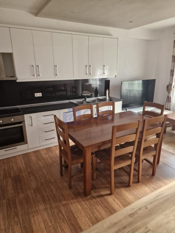Apartament 2+1 për qira në 5 Maj.