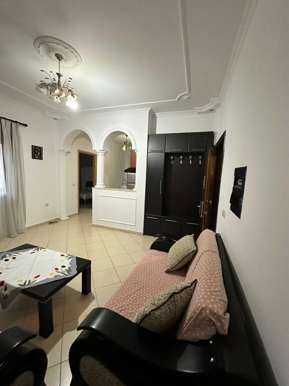 Një apartament 1+1 jepet me qera tek Restorant Fresku.
