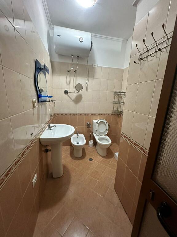 Një apartament 1+1 jepet me qera tek Restorant Fresku.