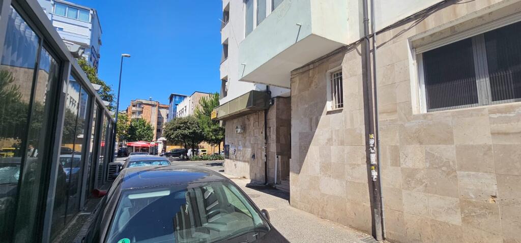 Viene offerto un ambiente di 22 m2 in affitto adatto per diverse attività.