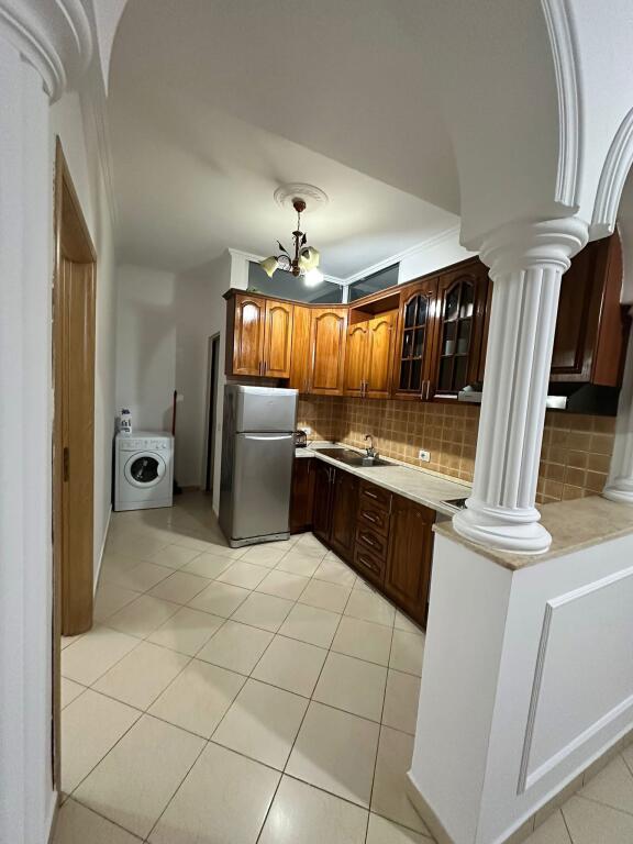 Një apartament 1+1 jepet me qera tek Restorant Fresku.