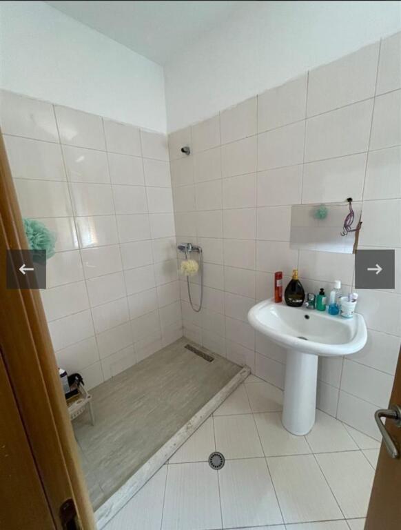 Shitet apartament 2+1+2 tek Vila L, astir