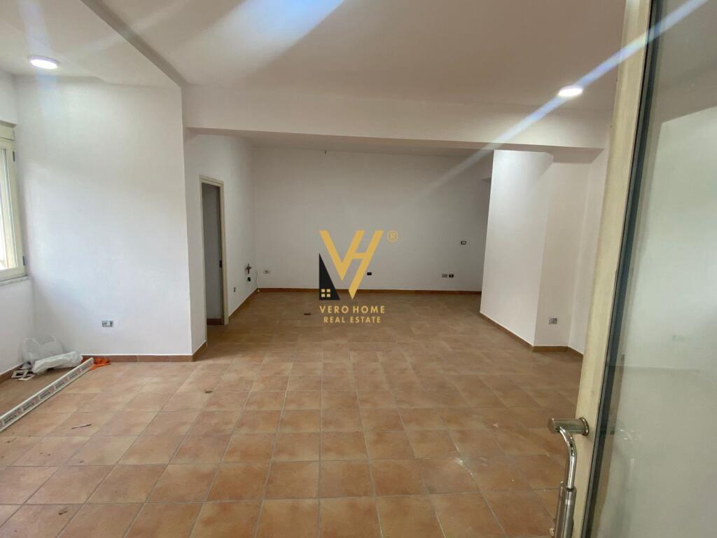 NEGOZIO DI 80 M2 IN AFFITTO A VASIL SHANTO