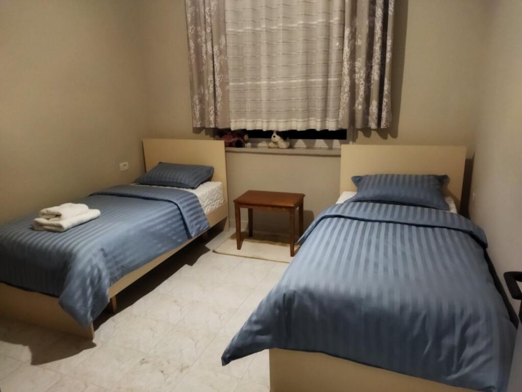 Një apartament 2+1 jepet me qera përballë Delijorgjit, rruga Irfan Tomini.