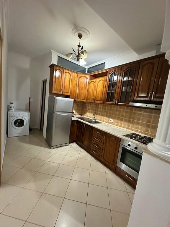 Një apartament 1+1 jepet me qera tek Restorant Fresku.