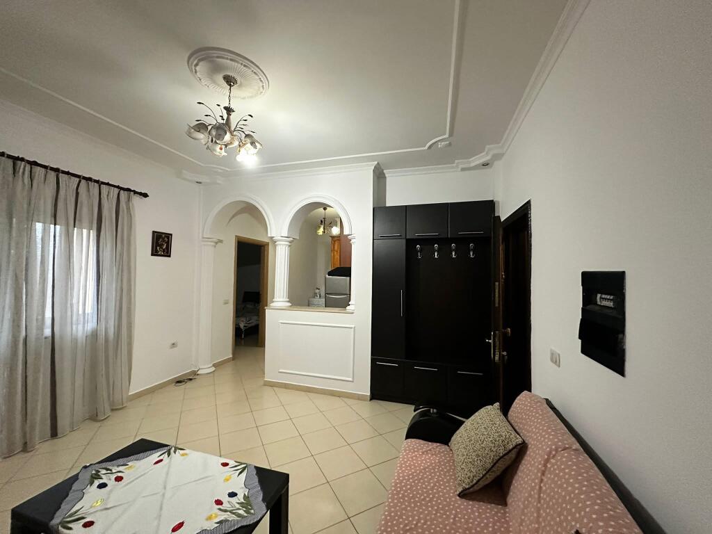 Një apartament 1+1 jepet me qera tek Restorant Fresku.