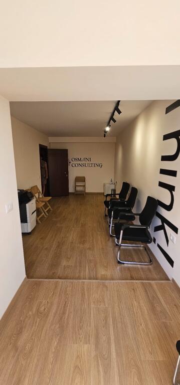 Viene offerto un ambiente di 22 m2 in affitto adatto per diverse attività.