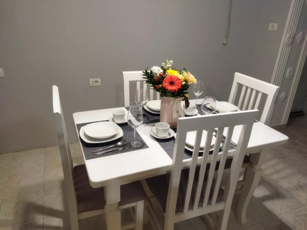 Një apartament 2+1 jepet me qera përballë Delijorgjit, rruga Irfan Tomini.