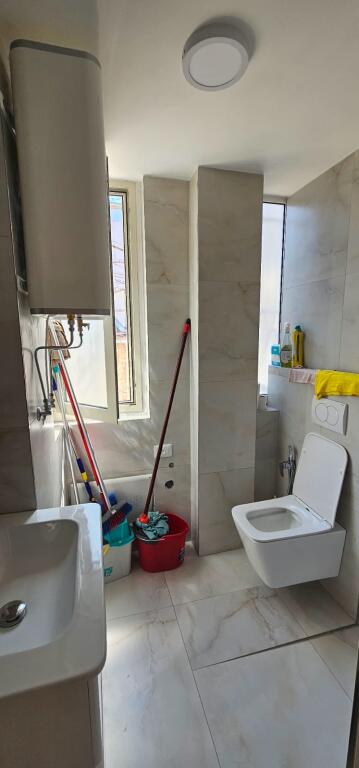 Viene offerto un ambiente di 22 m2 in affitto adatto per diverse attività.