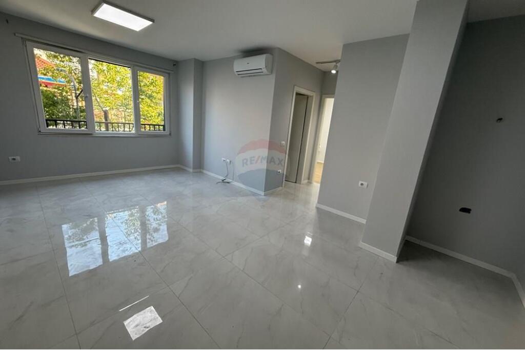Office for Rent at Pazari i Ri