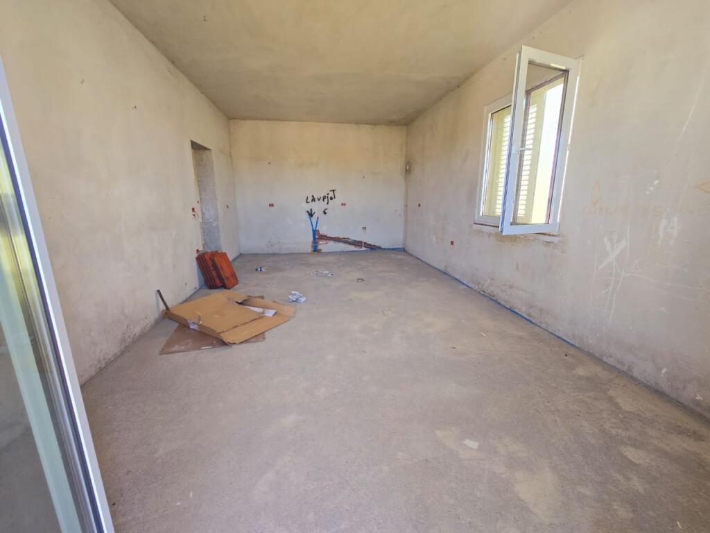VILLA A DUE PIANI IN VENDITA A SHKALLNUR, DURRES