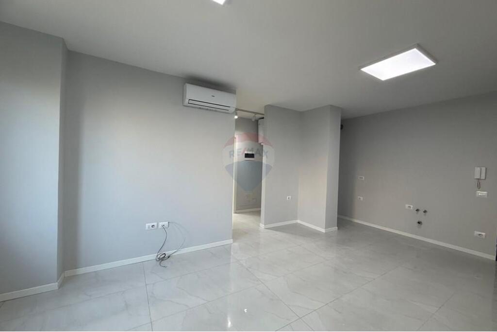 Office for Rent at Pazari i Ri