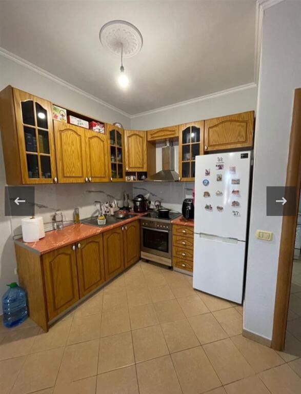 Shitet apartament 2+1+2 tek Vila L, astir