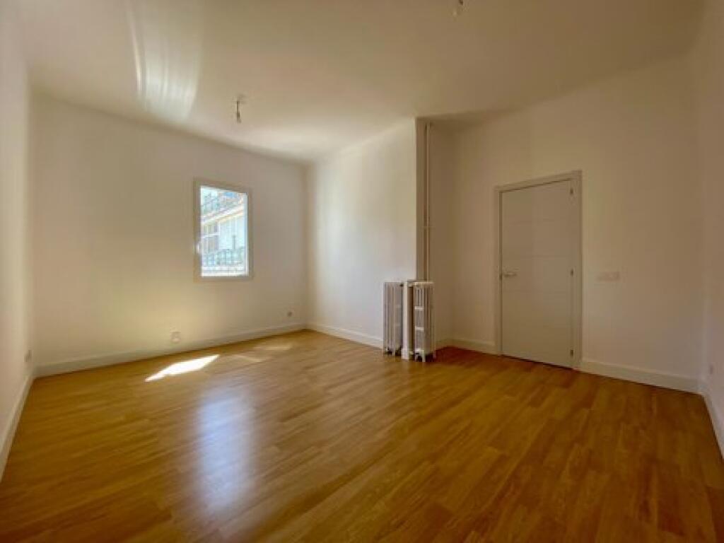 Zyre me qera tek Mize Peza (ID BZ2635) Tirane.