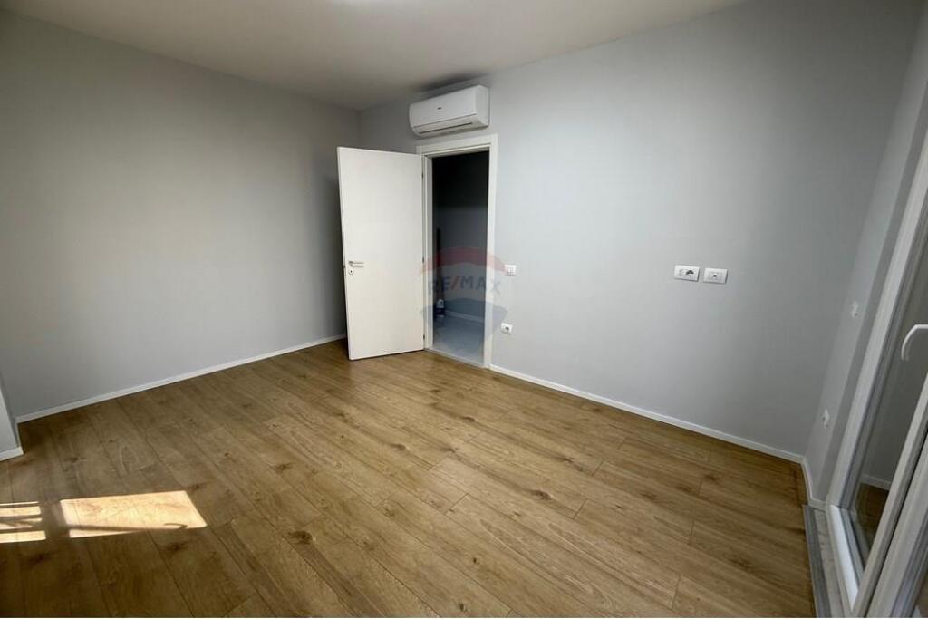 Office for Rent at Pazari i Ri