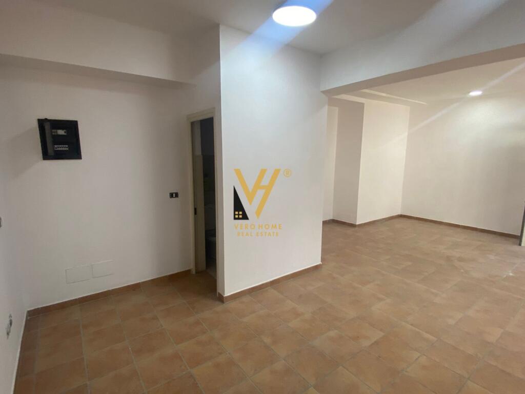 NEGOZIO DI 80 M2 IN AFFITTO A VASIL SHANTO