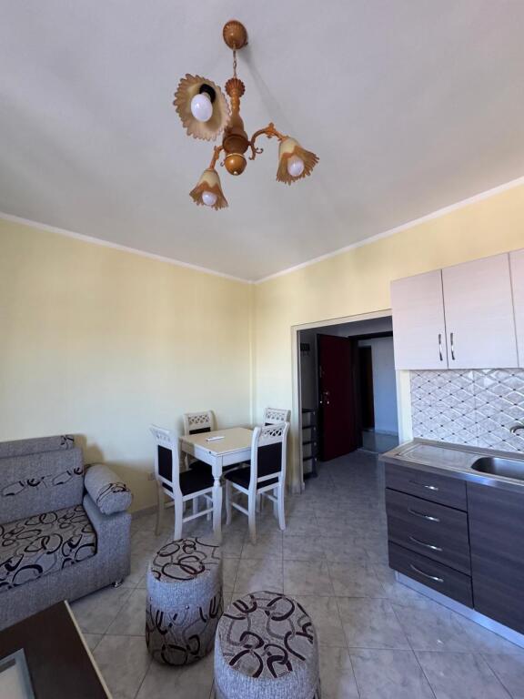 Jepet me Qira Apartament 1+1 te Stacioni i trenit