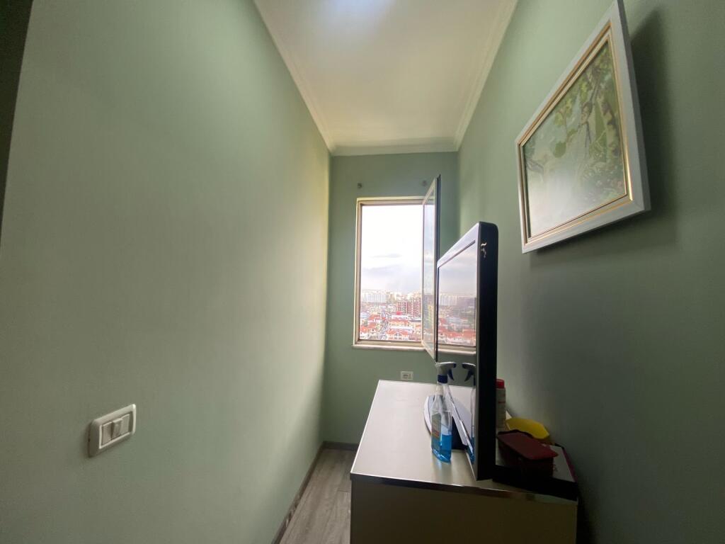 Rruga Kavajës Shitet Apartament 2+1
