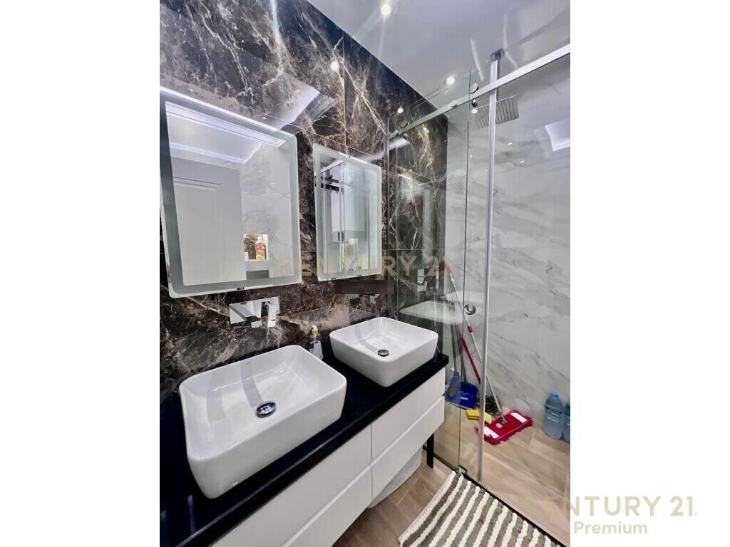For sale apartment 2+1+2 in Saranda with a fantastic sea view!