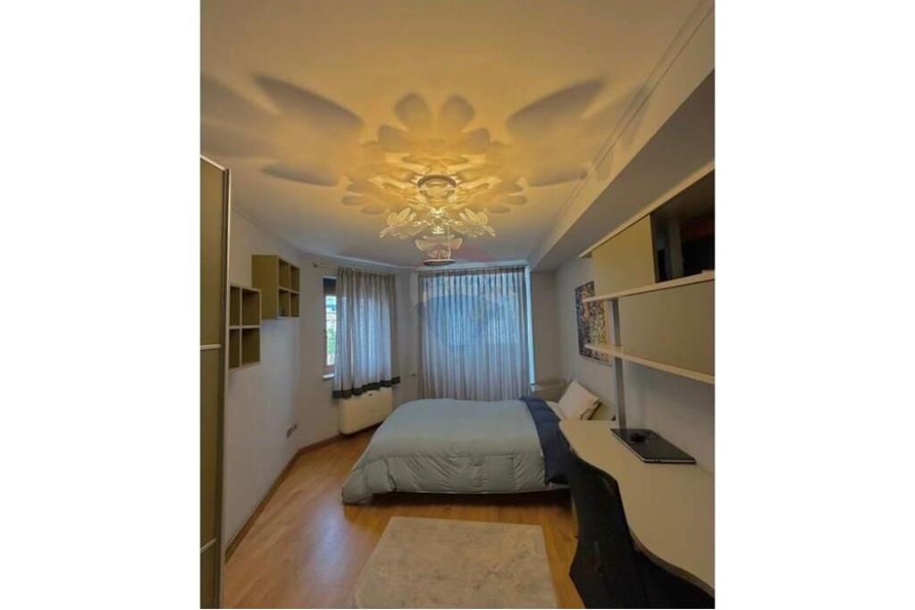 Shitet Super Apartament 3+1+2 Bulevardi Zogu 1