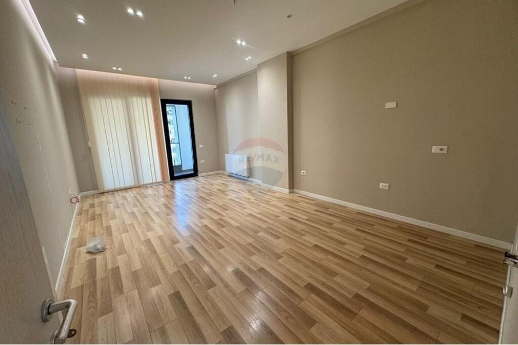 Shitet Apartament 2+1+2 tek Square 21