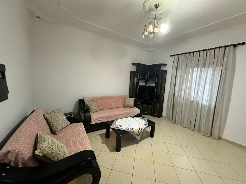 Një apartament 1+1 jepet me qera tek Restorant Fresku.