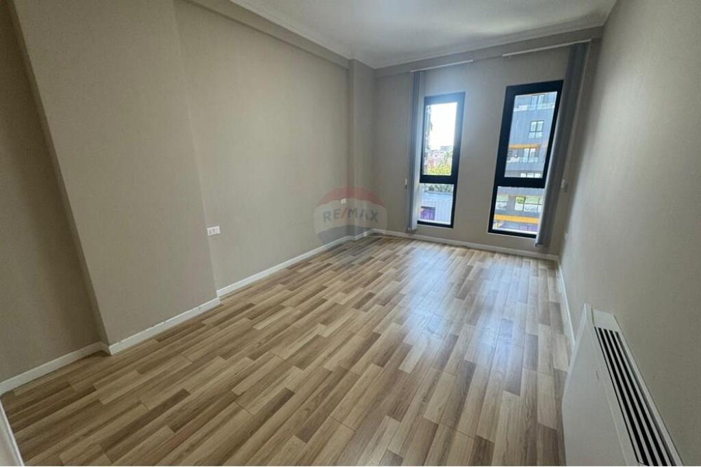 Shitet Apartament 2+1+2 tek Square 21