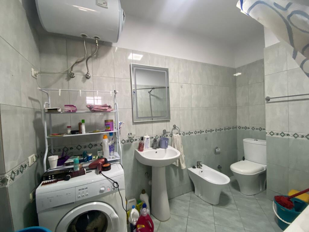 Rruga Kavajës Shitet Apartament 2+1