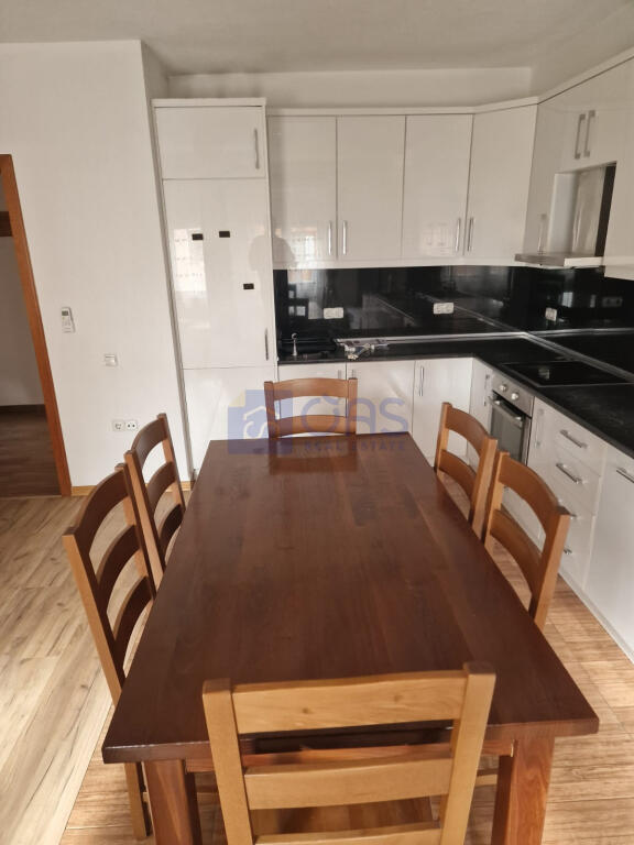 Apartament 2+1 për qira në 5 Maj.