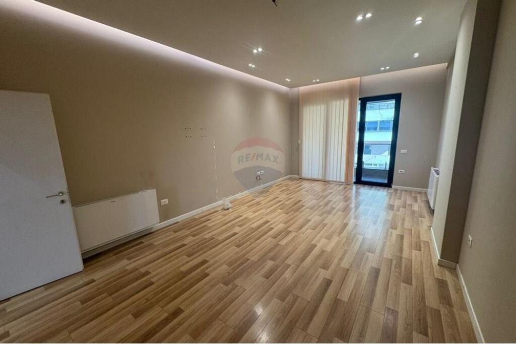 Shitet Apartament 2+1+2 tek Square 21