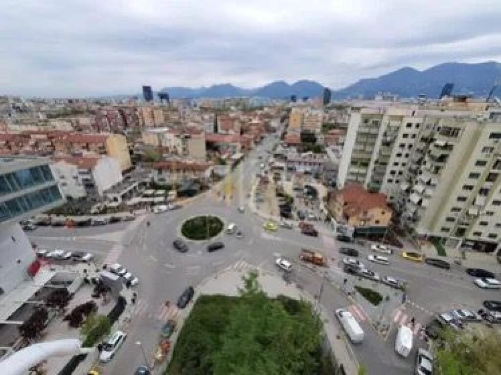 NEGOZIO IN VENDITA A KOMUNA PARISIT