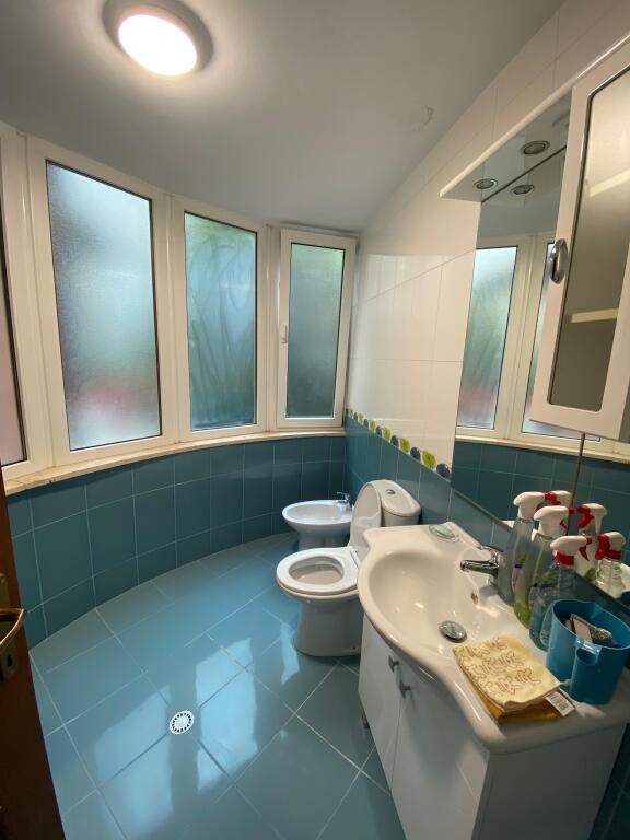 Apartament 2+1 me qira tek Liqeni i thate