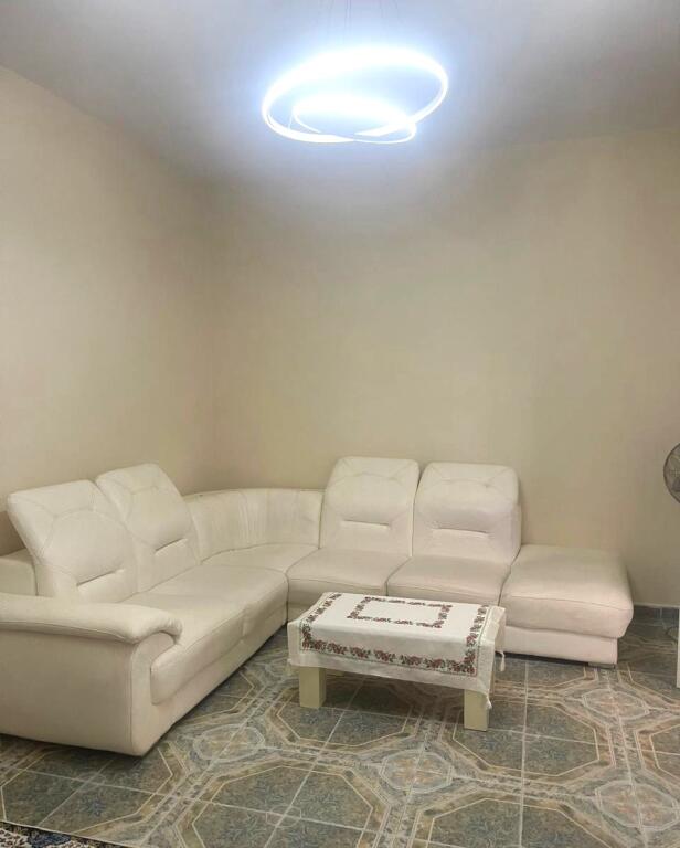 Pak minuta larg Shkollës Kuqe, Rr. Haxhi Sina, jepet me qera kati i I-re i një shtëpie private 1+1, e mobiluar.